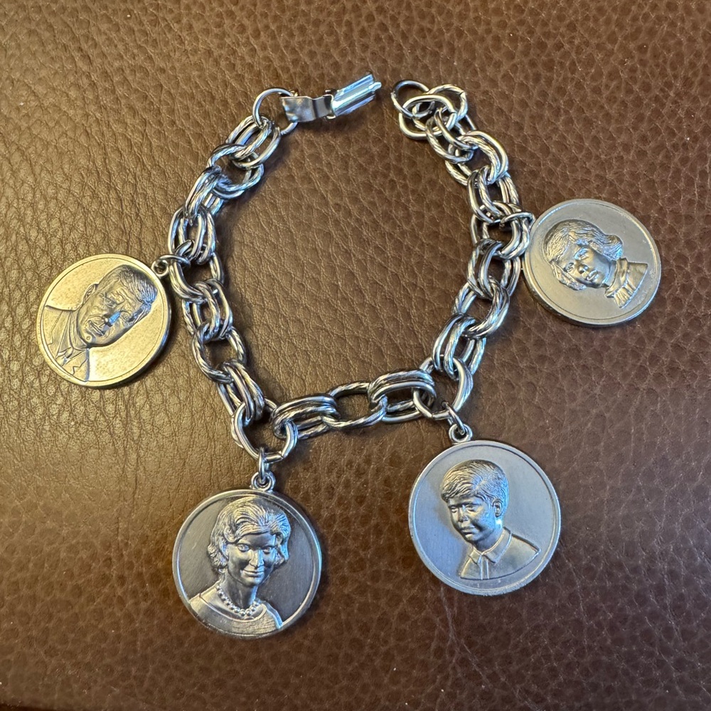 VTG 1964 silver tone embossed charms of JFK & family bracelet